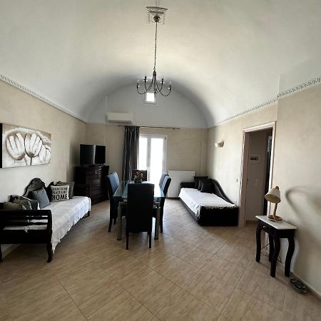 Veldi Art - Kamari Beach Apartment  Firá Buitenkant foto