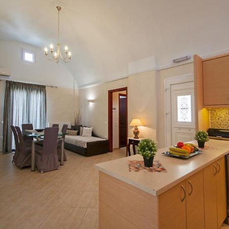 Veldi Art - Kamari Beach Apartment  Firá Buitenkant foto