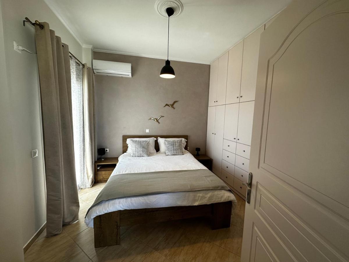 Veldi Art - Kamari Beach Apartment  Firá Buitenkant foto