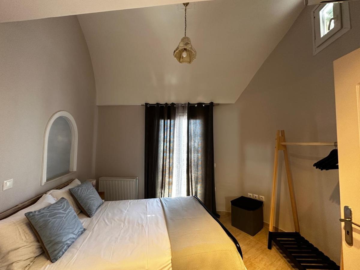 Veldi Art - Kamari Beach Apartment  Firá Buitenkant foto
