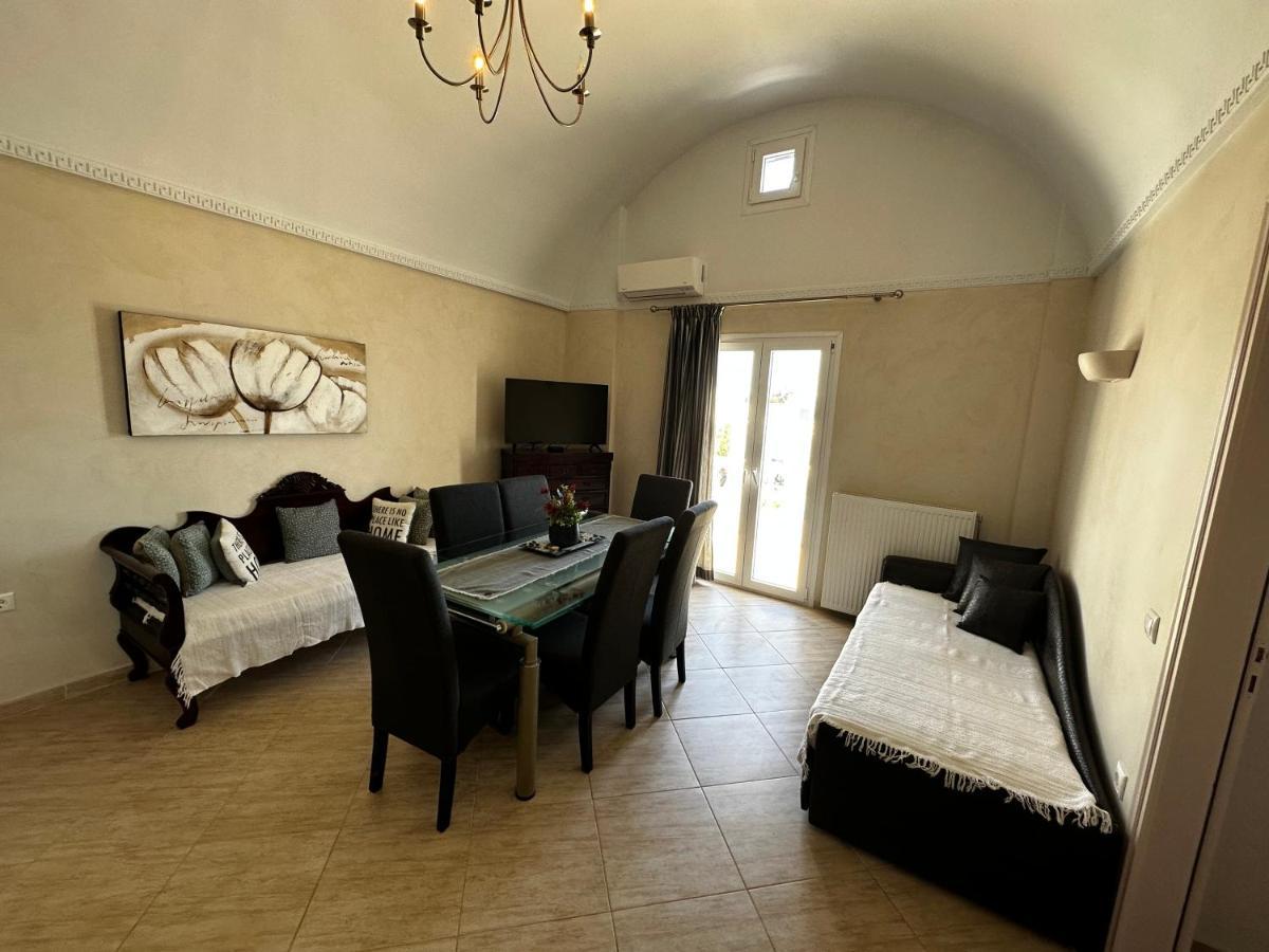 Veldi Art - Kamari Beach Apartment  Firá Buitenkant foto