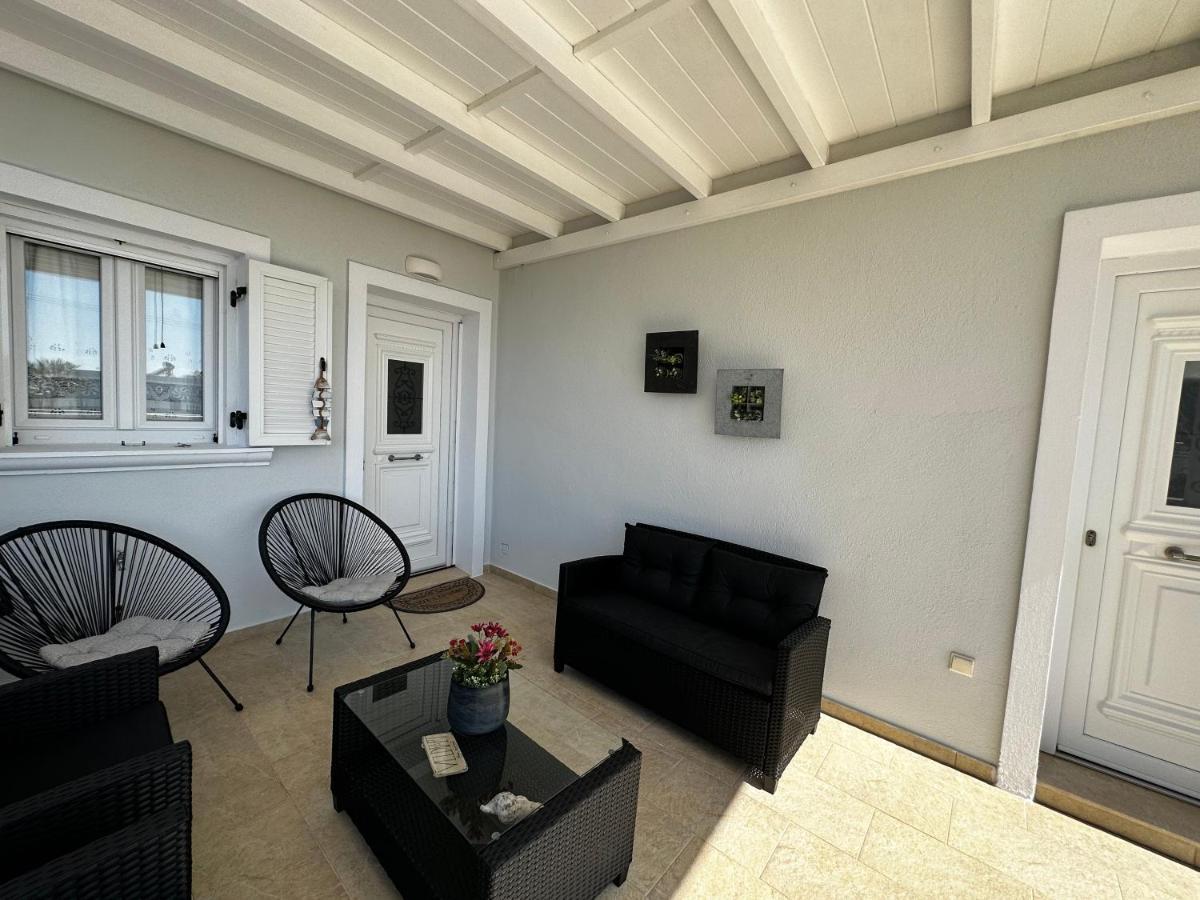 Veldi Art - Kamari Beach Apartment  Firá Buitenkant foto